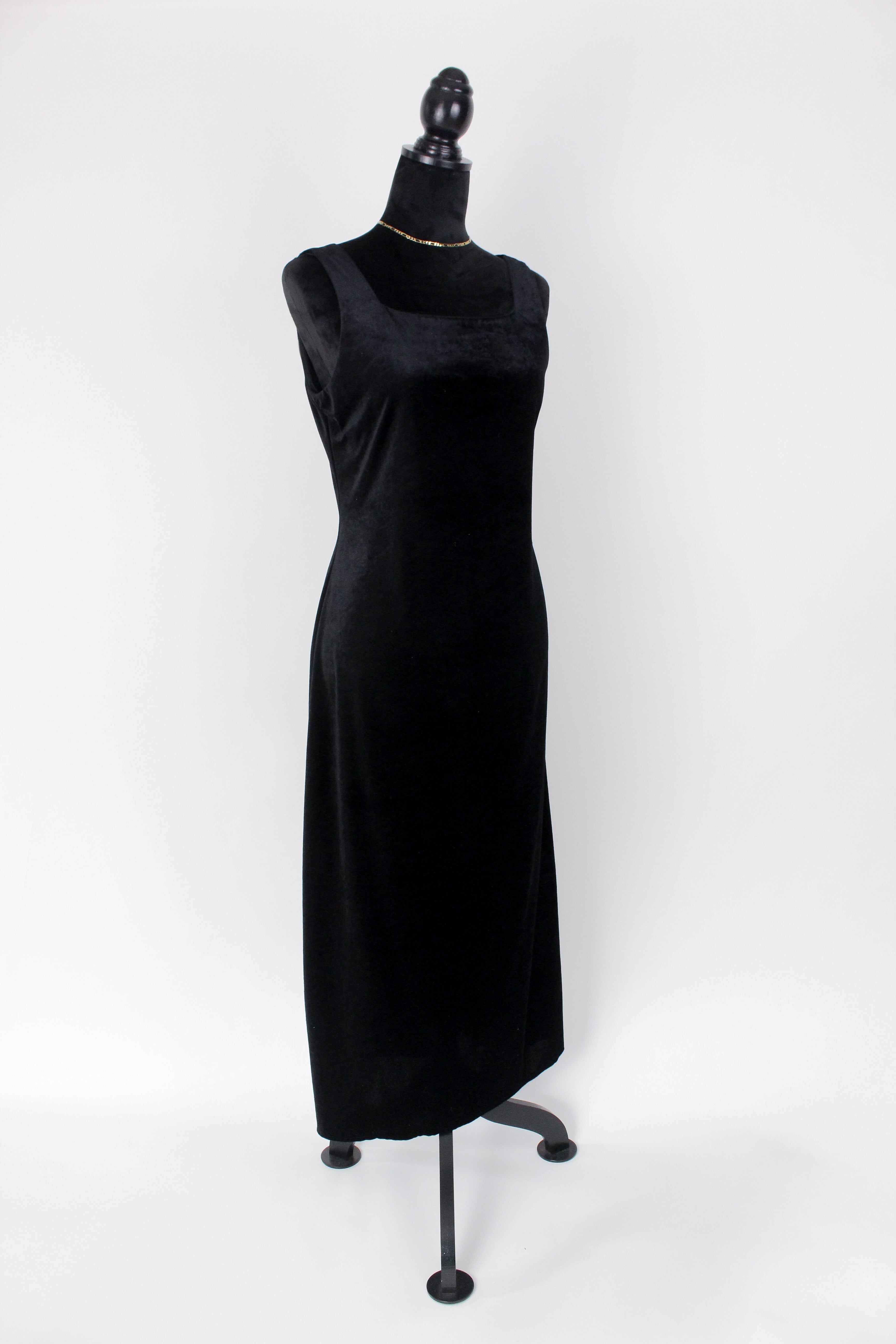Vintage Black Velvet Mid-Length Dress TheNewHeirs Vintage Black Velvet Mid-Length Dress TheNewHeirs